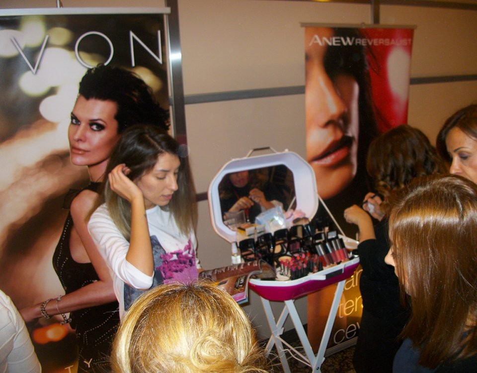 Centrum Plaza'da Avon Tanıtımı